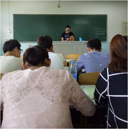 新生联络员刘嘉欣宣读学生规范
